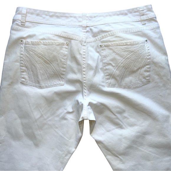 WHITE HOUSE BLACK MARKET "FEEL
BEAUTIFUL" Capris W/Stitching & Sequins SZ 16 - Picture 6 of 13